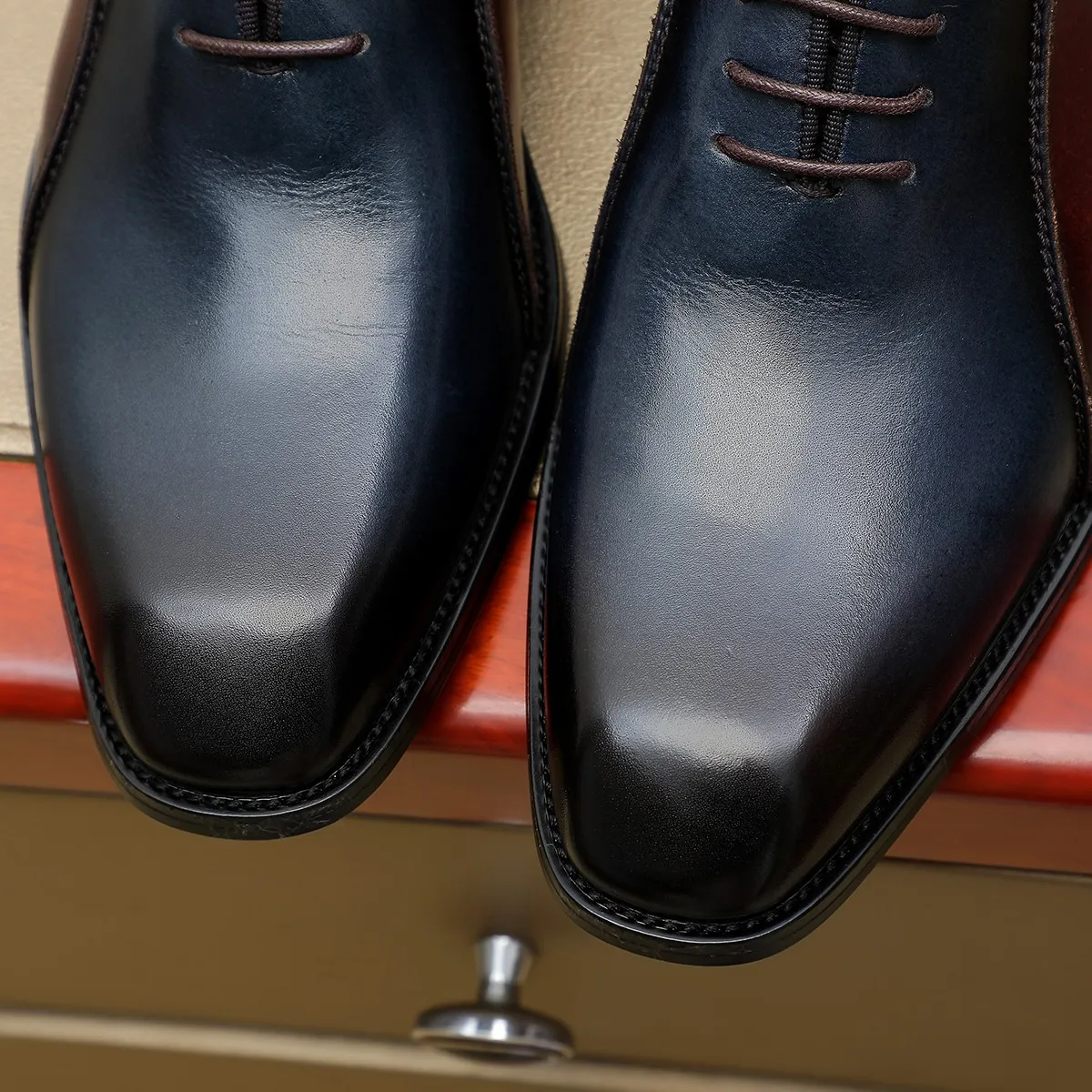 Men's shoes 💰620 💰 Louis Vuitton LV ® Autumn and Winter 🆕 models 🔛Full shoe counter First layer cowhide, 🐂leather lined casual shoes for men, super soft outsole, essential for driving. Counter synchronized original first layer cowhide completely 1:1 mold customization 🌹Top version, 2 colors available! Number: 38-45 (37.46. Customized)